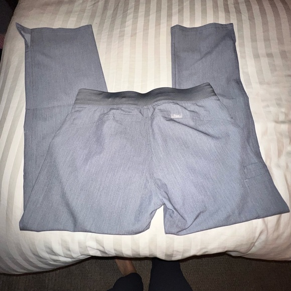 Small PETITE Figs Kade Cargo Scrub Pant in graphite - Picture 5 of 6